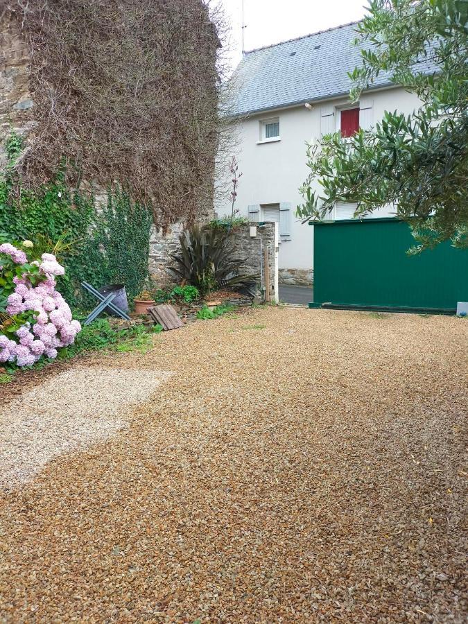 Appartement Au Centre Ville Avec Un Beau Jardin Prive Lannion Exterior foto
